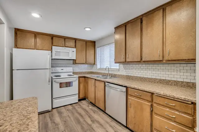 8136 S Cottonwood Hills Cir, Sandy, UT 84094 - Image #2