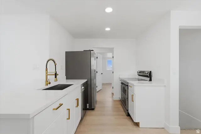 941 E Carnation Dr, Sandy, UT 84094 - Image #3