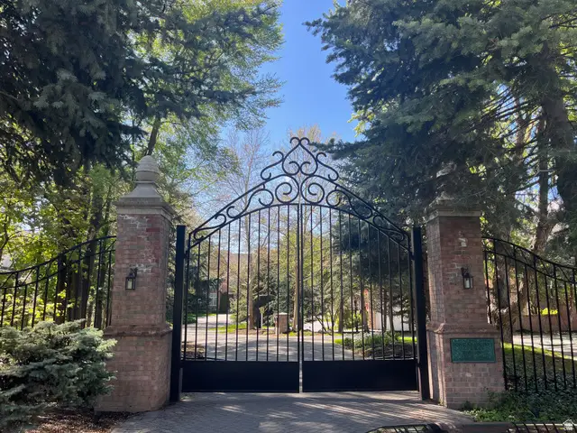 2051 E Normandywoods Ct, Holladay, UT 84117 - Image #2