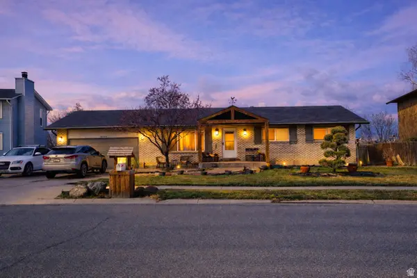 10564 S Weeping Willow Dr E, Sandy, UT 84070