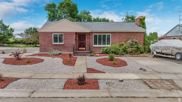 361 E Mcmillan Ln, Murray, UT 84107 - #2