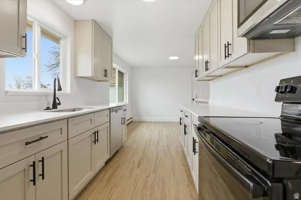 355 Scenic View Dr E, Hyrum, UT 84319