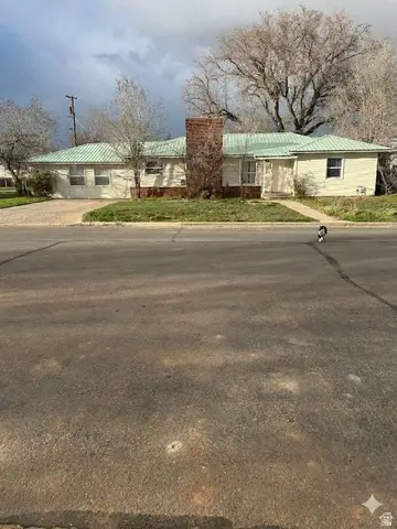 102 Continental St, Blanding, UT 84511