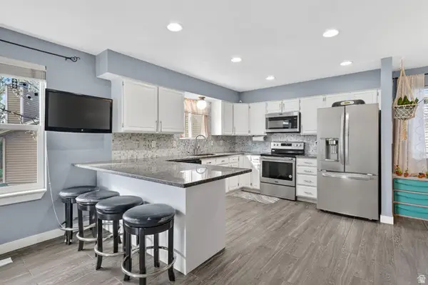 8127 S Creekwood Dr, West Jordan, UT 84088