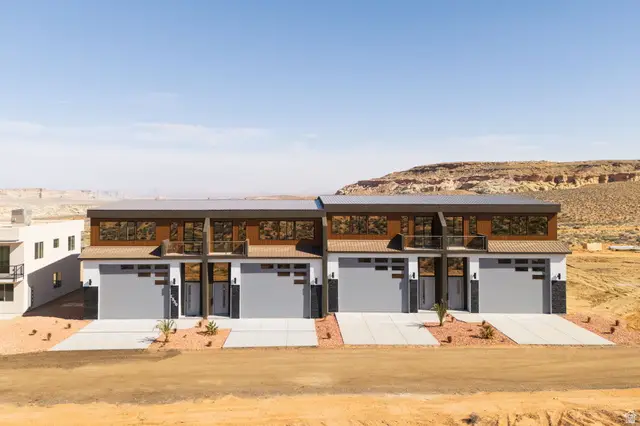 1330 E Lone Rock Dr, Big Water, UT 84741 - #2