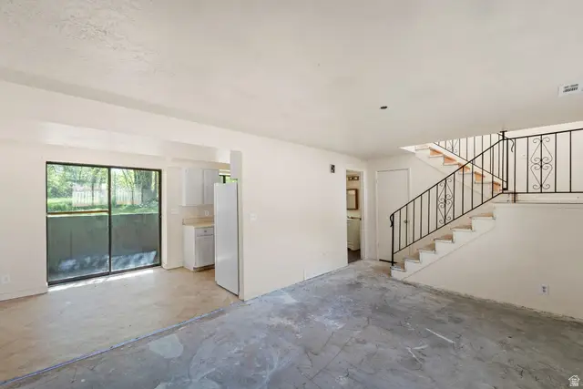 666 E Larchwood Dr, Midvale, UT 84047 - #3