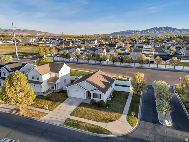 2087 E Hawthorne St N, Saratoga Springs, UT 84043 - #3