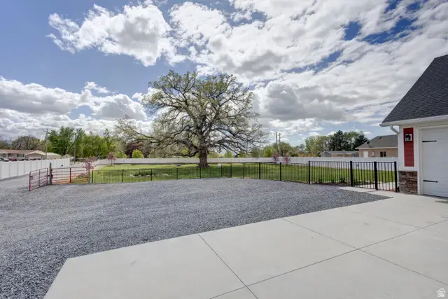 604 W Harrisville Rd, Harrisville, UT 84404 - #3