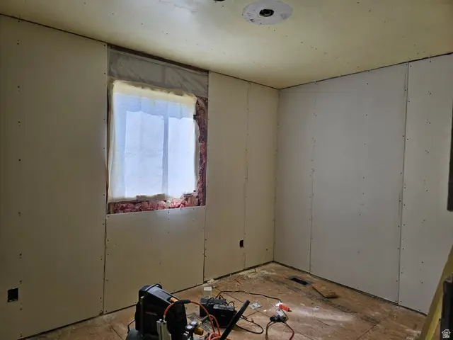 163 Carson Ave, East Carbon, UT 84520 - #3