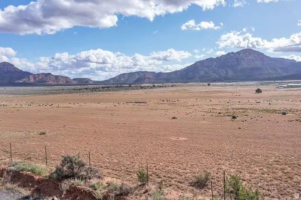 541 S Coyote Rd, Apple Valley, UT 84737
