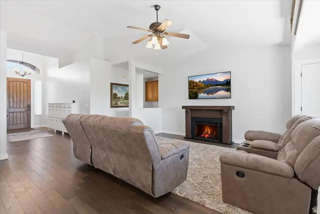 4921 W Woodridge Dr, South Jordan, UT 84009 - #3