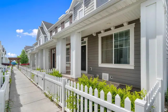 272 E Kirsten Ln, North Salt Lake, UT 84054 - #3