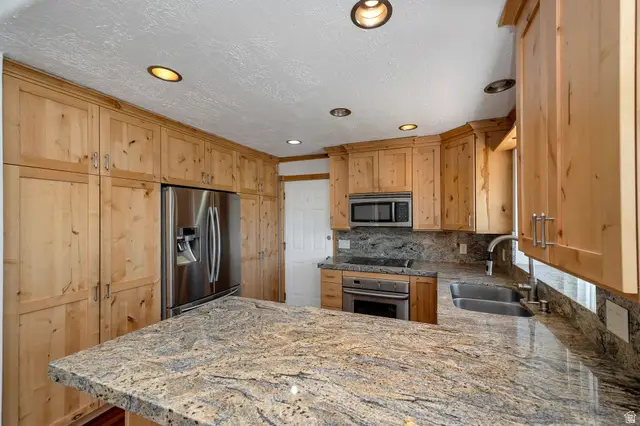 744 W Sweet Meadow Ln S, Sandy, UT 84070 - #3