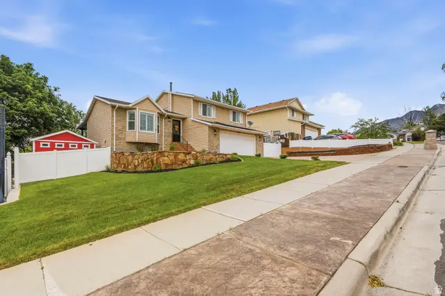 1055 E Castle Rock Rd, Sandy, UT 84094 - #3