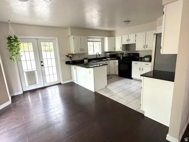 1682 E Sunrise Meadow Dr, Sandy, UT 84093 - #3