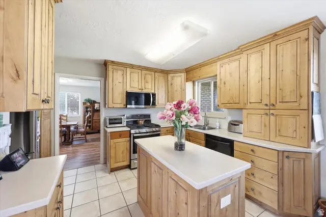 10185 S Chattel Cir W, South Jordan, UT 84095 - #3