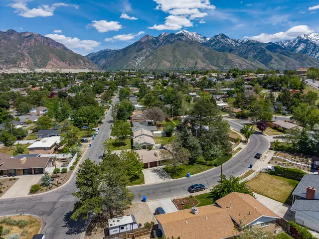 7431 S 2040 E, Cottonwood Heights, UT 84121 - #2