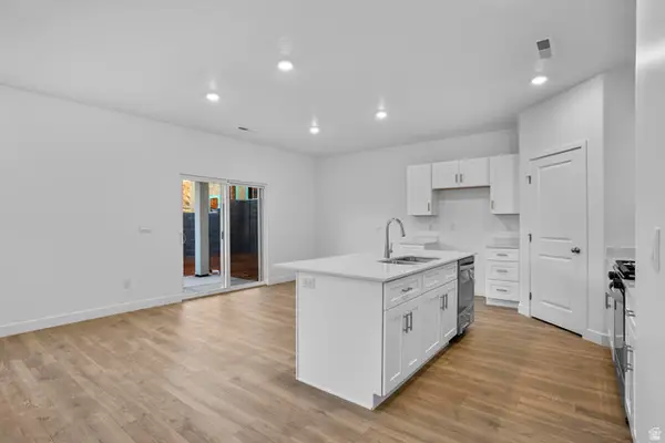 1886 S Queens Garden Dr, Washington, UT 84780