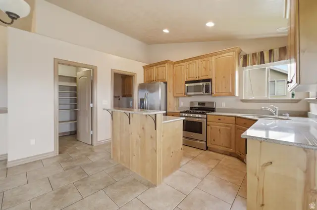 7063 S Rialto Way W, West Jordan, UT 84081 - #3