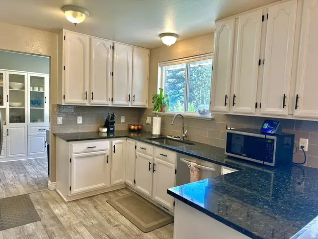 9573 S Buttonwood Dr, Sandy, UT 84092 - #3