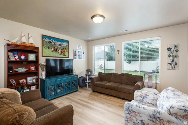 949 N Fox Hollow Dr W, North Salt Lake, UT 84054 - #3