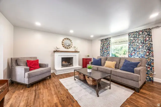 208 N Oakleaf Ln, North Salt Lake, UT 84054 - #3