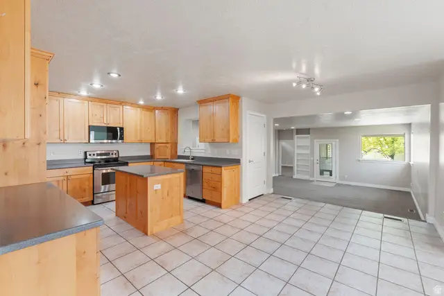 182 S Morning Mist Ln, Kaysville, UT 84037 - #3