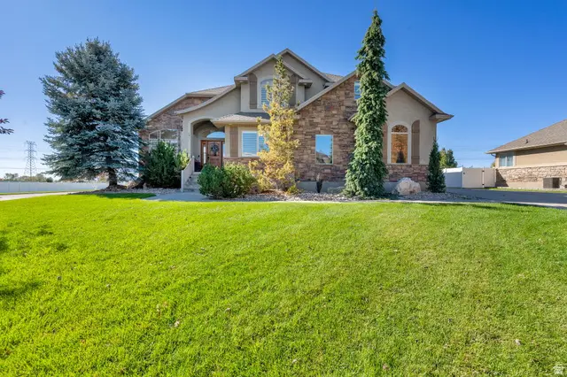 686 Wellington Dr, Kaysville, UT 84037 - #2
