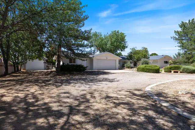 8191 N Sapphire Dr, Saint George, UT 84770 - #2