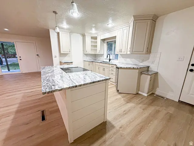1681 E Meadowmoor Rd, Holladay, UT 84117 - #3