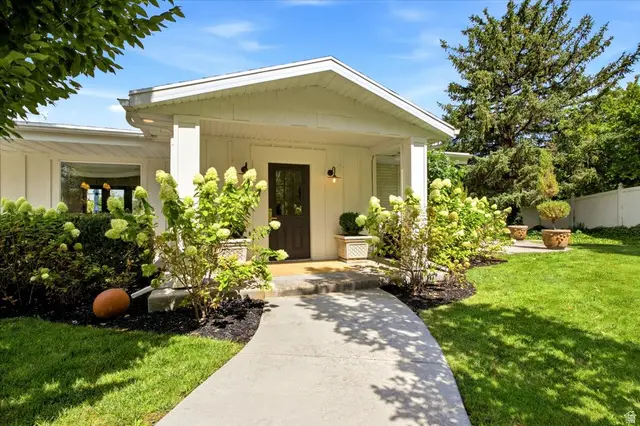 2424 E Oakcrest Ln, Holladay, UT 84121 - #2