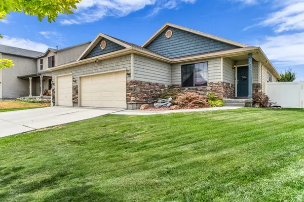 915 N Opal Ln, Tooele, UT 84074