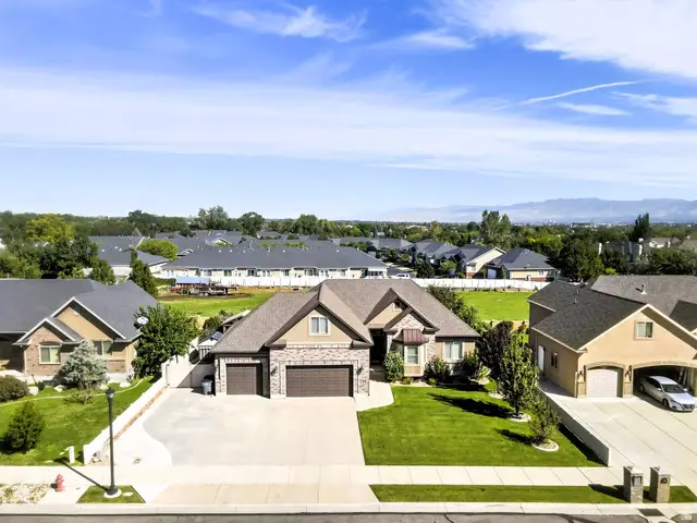 1642 W Hunters Creek Cir, South Jordan, UT 84095 - #1