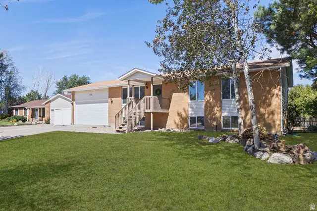 4288 W Yorkshire Cir, South Jordan, UT 84009 - #3