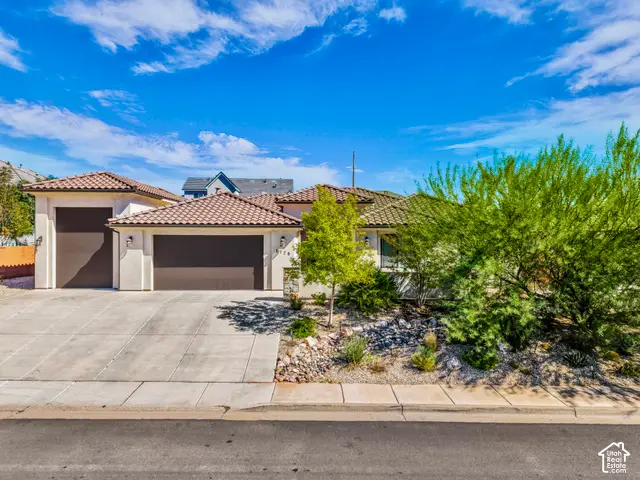 1720 Lava Cove Dr, Santa Clara, UT 84765 - #1