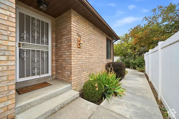 809 E Golden Field Way, Sandy, UT 84094