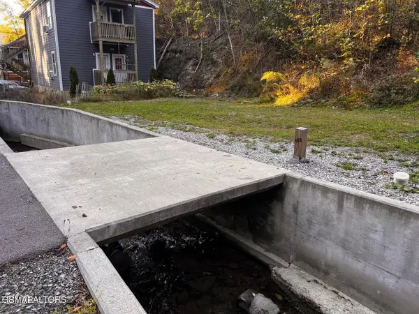 483 Baskins Creek Road, Gatlinburg, TN 37738