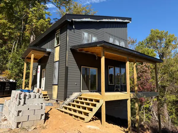 916 Smoky Ct, Gatlinburg, TN 37738