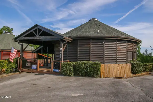 1086 Towering Oaks Drive, Sevierville, TN 37876