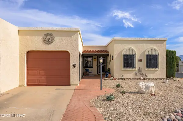 566 W Ocotillo Place, Green Valley, AZ 85614