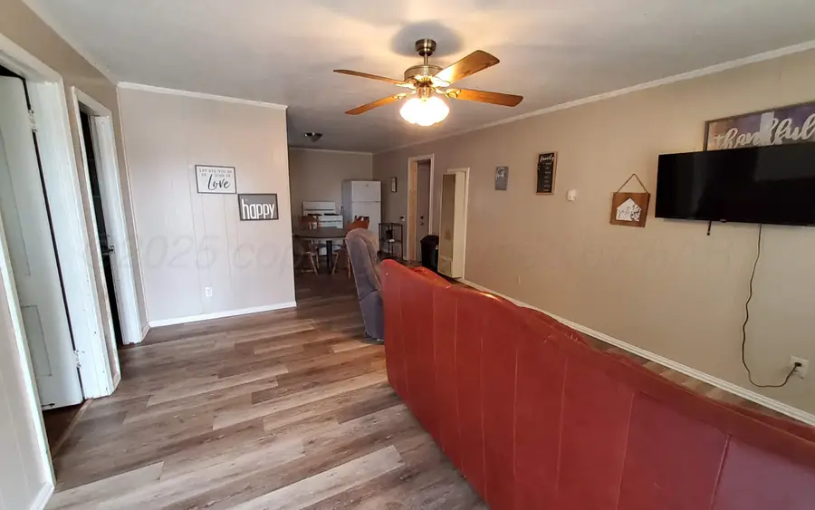 112 S Wilhelm Avenue, Stinnett, TX 79083 - Image #2