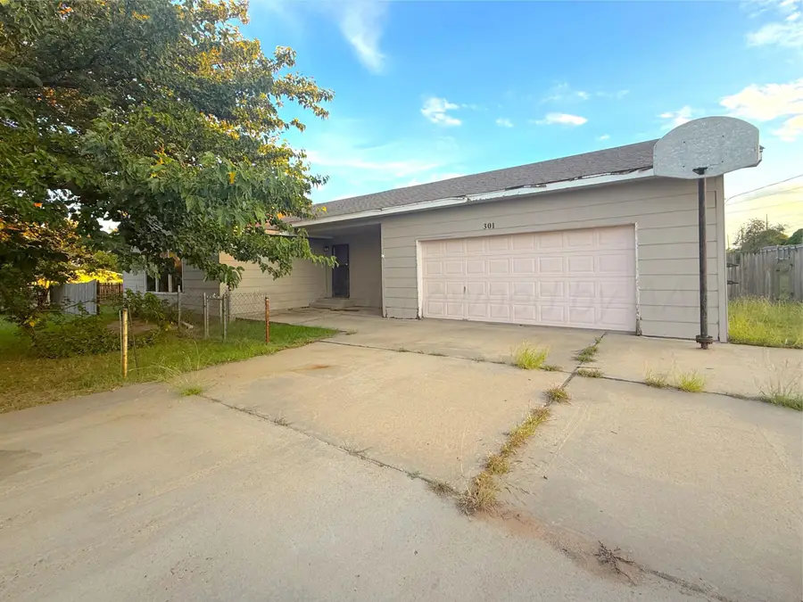 301 W 10th Street, Stinnett, TX 79083 - Image #2