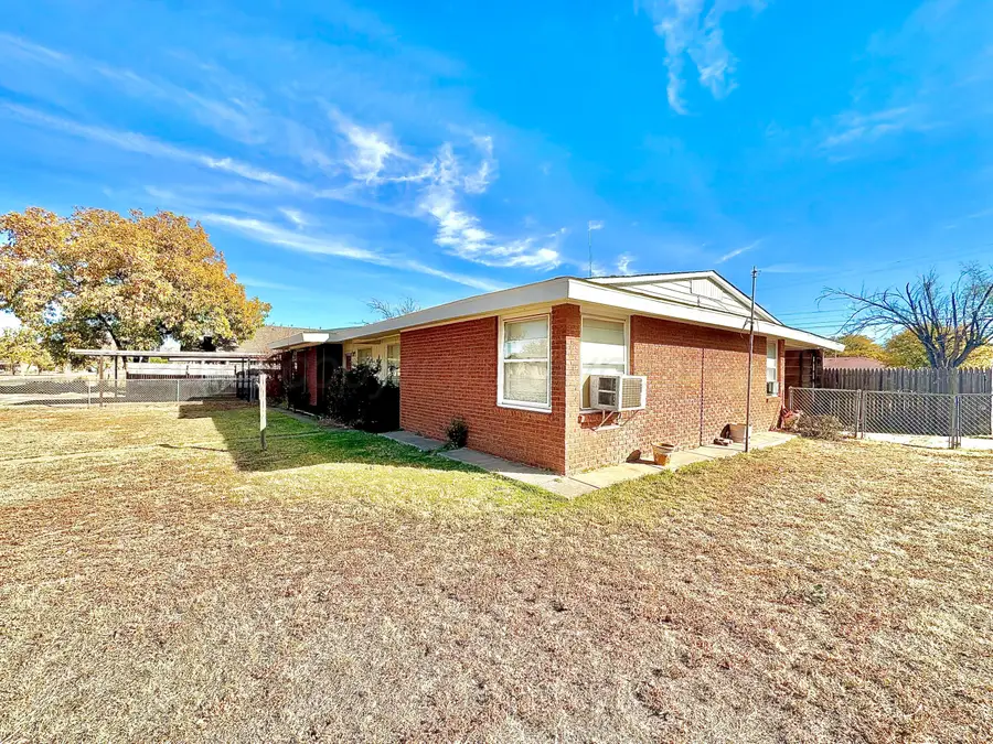 300 N Briscoe Avenue, Tulia, TX 07908 - Image #2