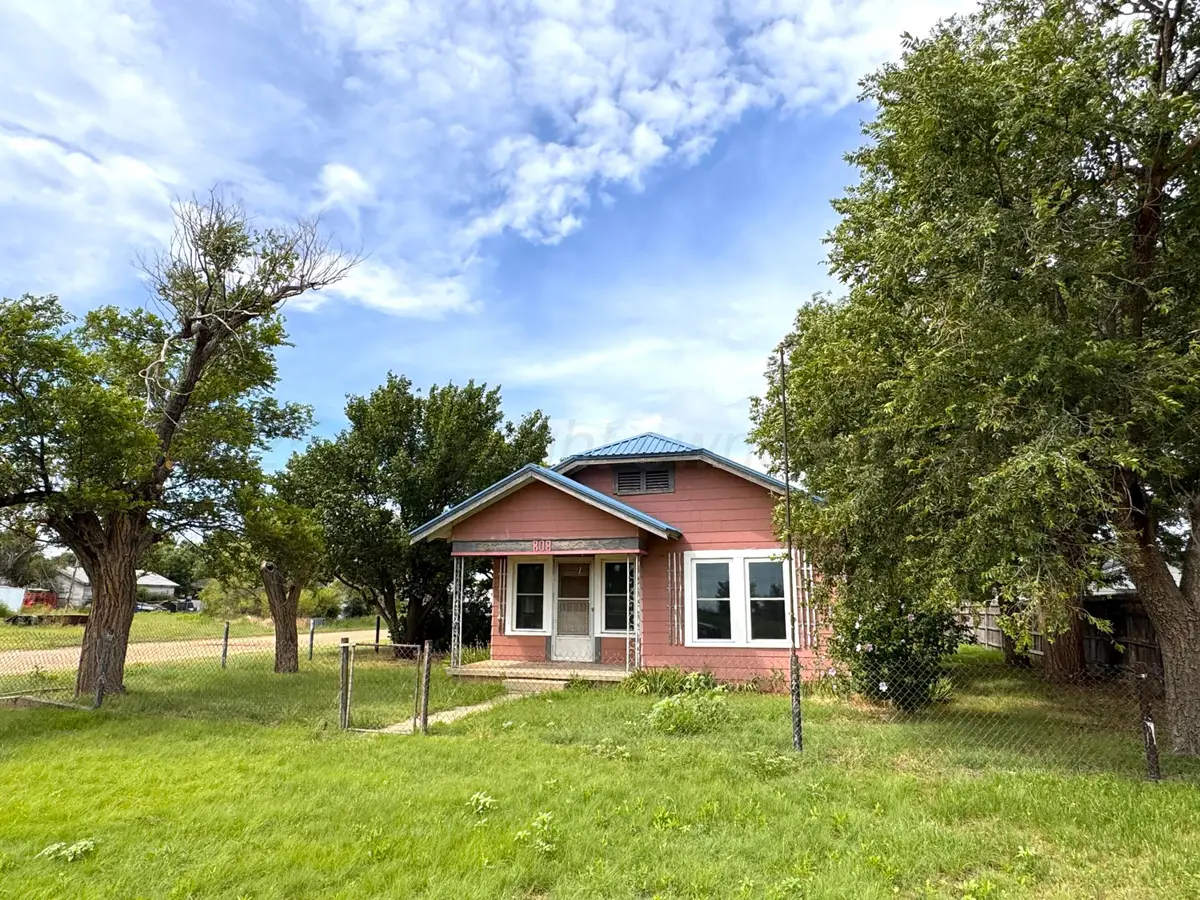 808 S Cornell Ave, Fritch, TX 79036 - #1