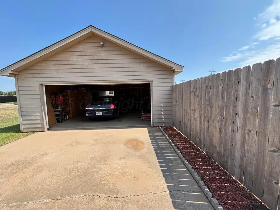1411 Avenue L Nw, Childress, TX 79201 - Image #2