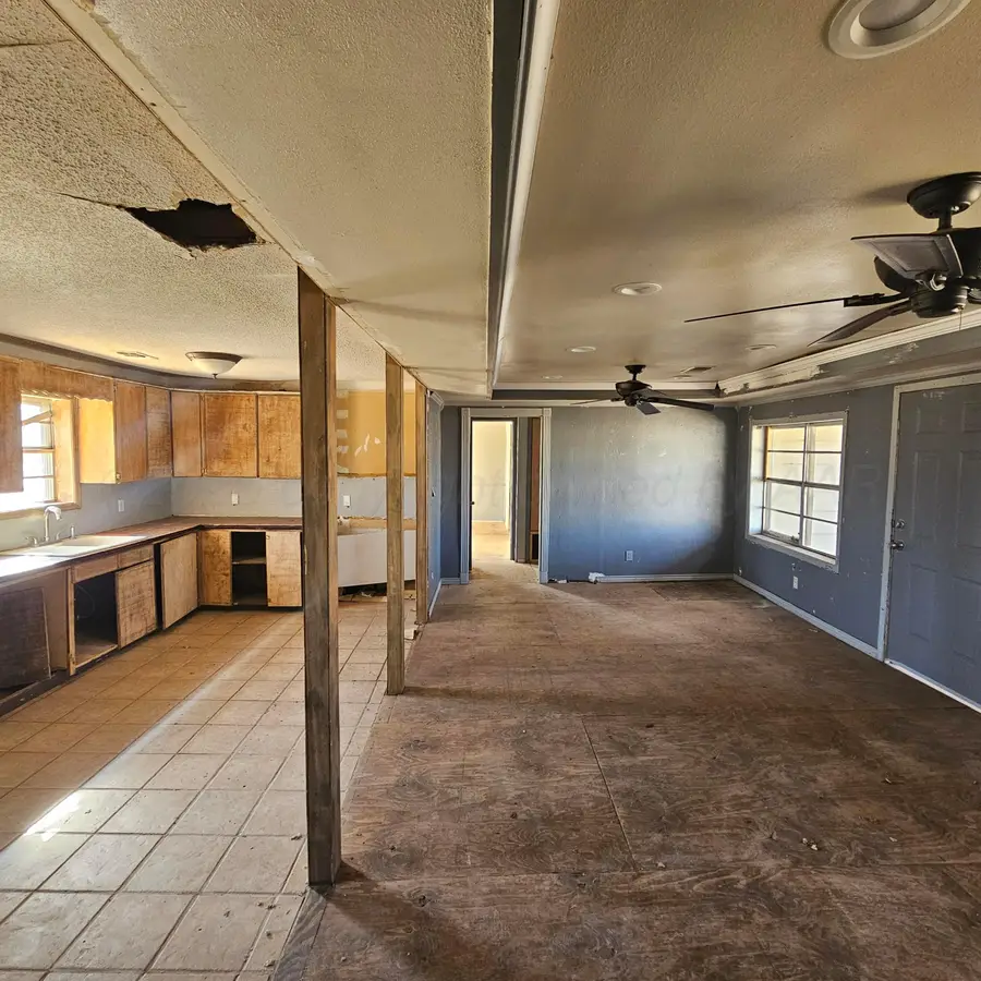 402 N Donley Avenue, Tulia, TX 79088 - #2