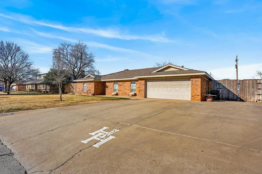 411 Centre Street, Hereford, TX 79045 - #2