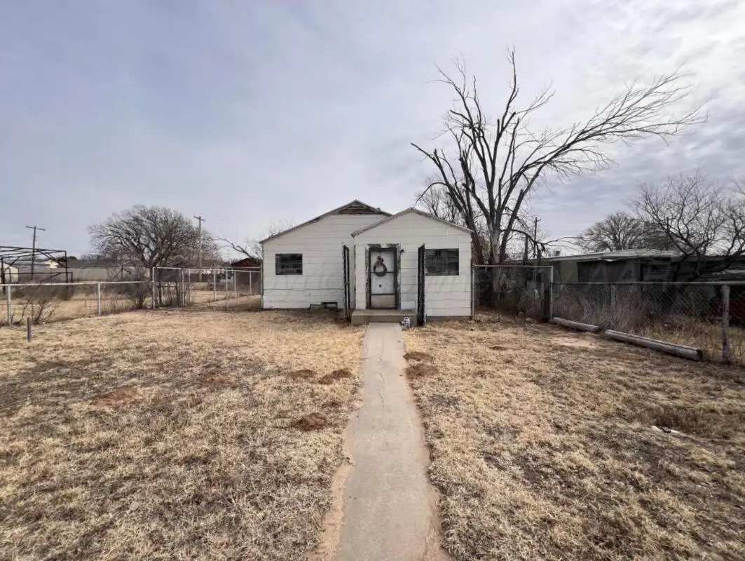 427 Clark Avenue, Stinnett, TX 79083 - #1