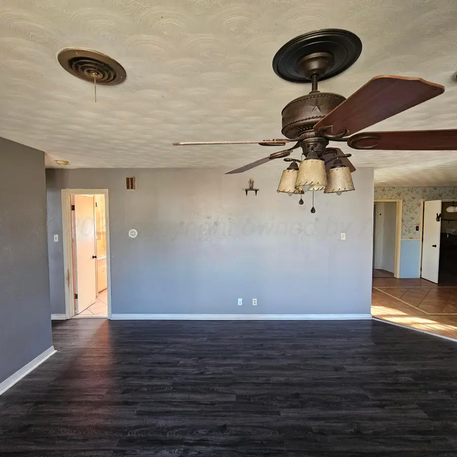 2121 N Zimmers Street, Pampa, TX 79065-3243 - #3