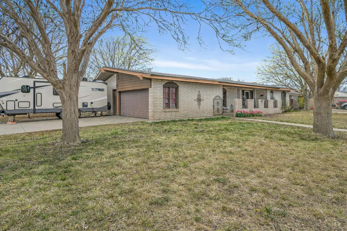 201 Fir Street, Hereford, TX 79045 - #1